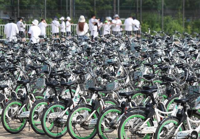 지난 6월 서울 광진구 뚝섬한강공원에서 열린 제2회 쉬엄쉬엄 한강 3종 축제를 위한 자전거가 운동장에 놓여 있다 사진연합뉴스