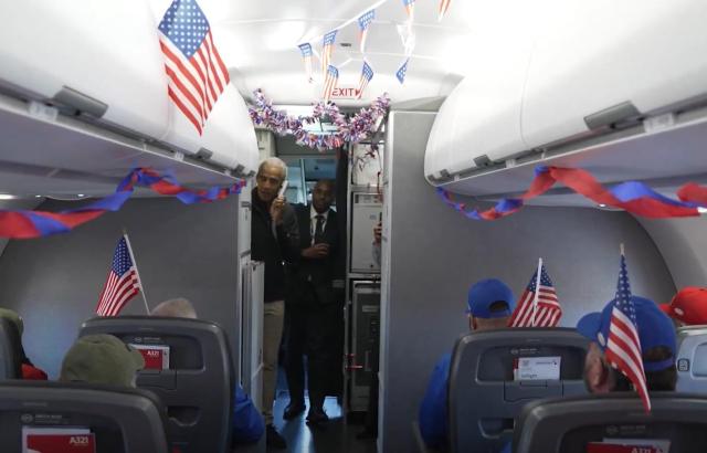 참전용사들 탄 여객기에 등장한 오바마 사진오바마 전 대통령 엑스 계정 캡처