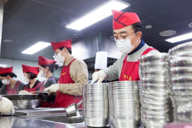 지난 6일 경기도 성남시에 위치한 ‘안나의 집’에서 김승주 SK플라즈마 대표오른쪽와 구성원이 배식을 하고 있다사진SK플라즈마

