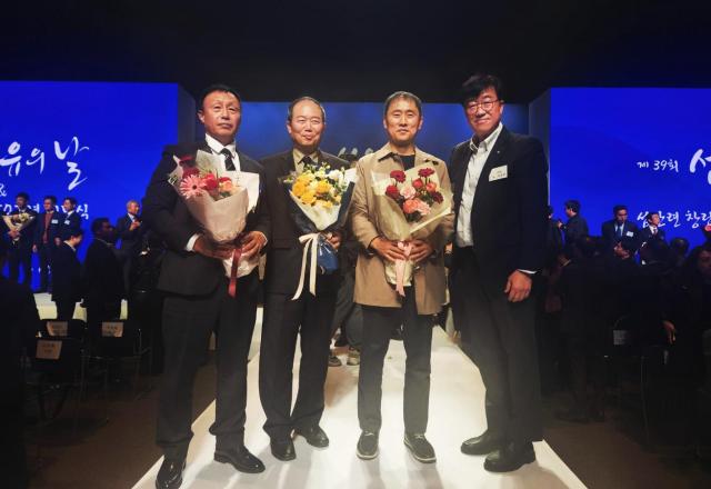 왼쪽부터 황오성·정일영·신승원 기장 김대정 대한화섬 대표태광산업 섬유사업본부장 사진태광산업