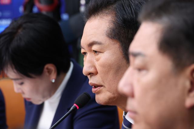 더불어민주당 정청래 대표가 12일 국회에서 열린 최고위원회의에서 발언하고 있다사진연합뉴스