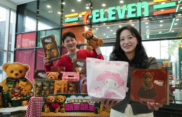 세븐일레븐 매장 앞에서 모델들이 빼빼로데이 기획상품들을 선보이고 있다 사진세븐일레븐