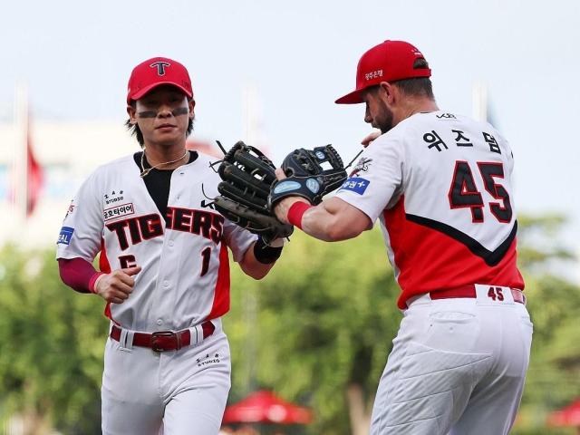 박찬호왼쪽이 패트릭 위즈덤과 글러브 터치를 하고 있다 사진연합뉴스