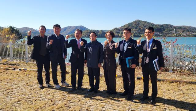 심민 임실군수왼쪽 네 번째가 김영우 영산강유역환경청장에게 섬진강 주변 정비 등과 관련한 현안 지원을 요청하고 있다사진임실군