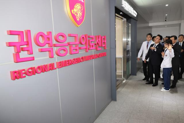 김민석 국무총리가 12일 권역응급의료센터 현장점검 차 서울 성북구 고려대학교 안암병원을 방문 관련 시설을 둘러보고 있다 사진연합뉴스