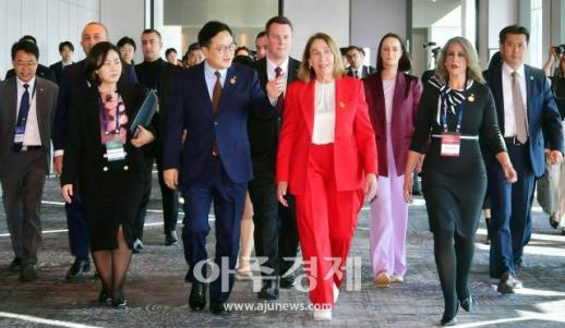 [포토] 믹타 국회의장회의 입장하는 우원식 국회의장