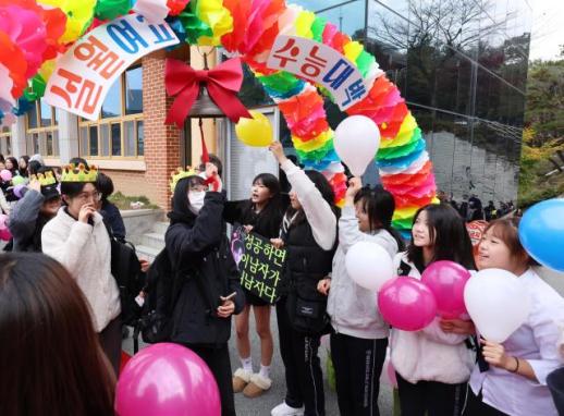 [포토] 수능 D-1, 응원받는 수험생