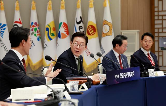 이재명 대통령이 12일 용산 대통령실에서 열린 중앙지방협력회의에서 김민석 국무총리와 대화하고 있다 왼쪽부터 김 총리 이 대통령 유정복 시도지사협의회장 겸 인천시장 오세훈 서울시장 사진연합뉴스