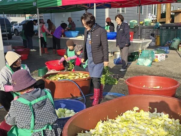 전남 담양군 수북면 새마을부녀회원들이 취약계층을 위해 밑반찬을 만들고 있다 사진담양군