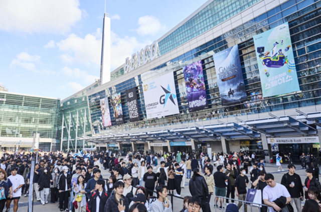 지난해 열린 ‘지스타 2024’ 개막일 관람객들이 벡스코 입장을 위해 길게 줄을 서 있다 사진부산시