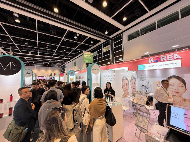 12일 홍콩 컨벤션 전시센터에서 열리는 2025 홍콩 코스모프로프 뷰티전시회 내 통합한국관 부스 모습 사진코트라