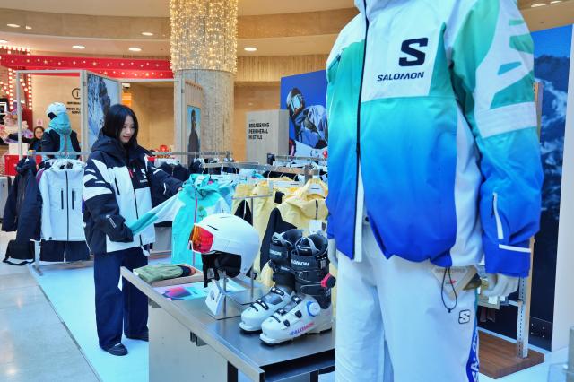 서울시 중구 소공동에 위치한 롯데백화점 본점 지하 1층 살로몬 팝업스토어에서 고객이 상품을 구경하고 있다 사진롯데백화점
