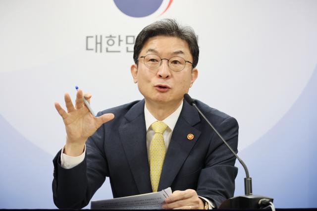 이억원 금융위원장이 12일 서울 종로구 정부서울청사에서 출입기자단 월례 간담회를 하고 있다 사진연합뉴스