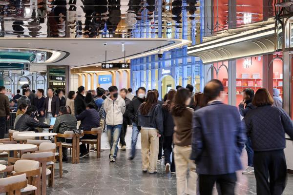 스타필드 애비뉴 그랑서울이 지난달 28일 서울 종로구에 문을 열었다 사진은 오픈 첫날 점심 시간 풍경 사진신세계프라퍼티