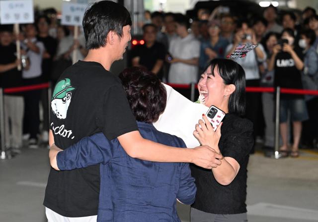 미국 이민 당국에 의해 조지아주에 구금됐던 한국인 근로자가 지난 9월 12일 인천국제공항 제2여객터미널에서 가족과 상봉하고 있다 사진연합뉴스