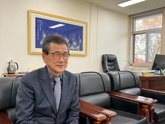 이시종 헌정회 헌법개정위원이 12일 서울 국회 대한민국헌정회에서 헌법개정에 대해 아주경제와 인터뷰하고 있다사진송승현 기자