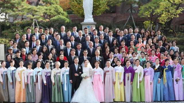 Ảnh kỷ niệm tại đám cưới của Sun A-young con gái của cố vấn Innocean Jeong Seong-i được tổ chức tại Nhà thờ Myeongdong vào ngày 11 Sun A-young là cháu gái của Chủ tịch Tập đoàn ô tô Hyundai Chung Mong-koo và đã kết hôn với Sung Jin con trai của nam diễn viên Gil Yong-woo ẢnhYonhap News