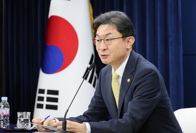 이억원 금융위원장이 12일 서울 종로구 정부서울청사에서 출입기자단 월례 간담회를 하고 있다 사진연합뉴스