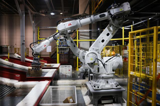 중국 전자상거래업체 징둥의 베이징 분류 센터에서 로봇팔이 작업하고 있는 모습 사진로이터연합뉴스