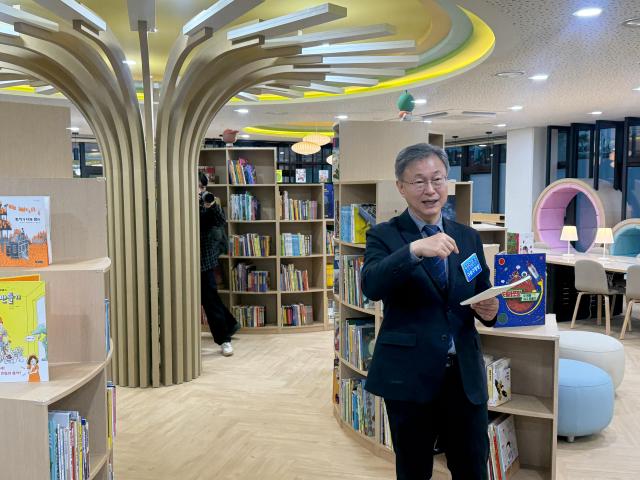 장인홍 구로구청장이 11일 구로문화누리도서관에서 설명을 하고 있다 사진박자연 기자