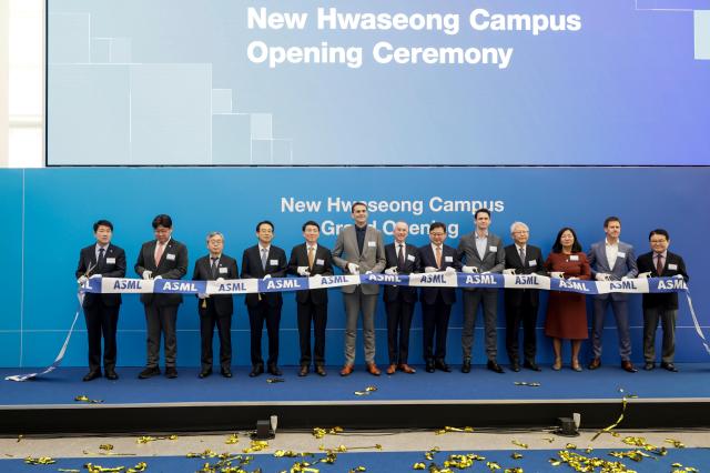 12일 ASML 화성뉴캠퍼스 준공식에서 주요 내빈들이 테이프 커팅을 하고 있다 사진화성시