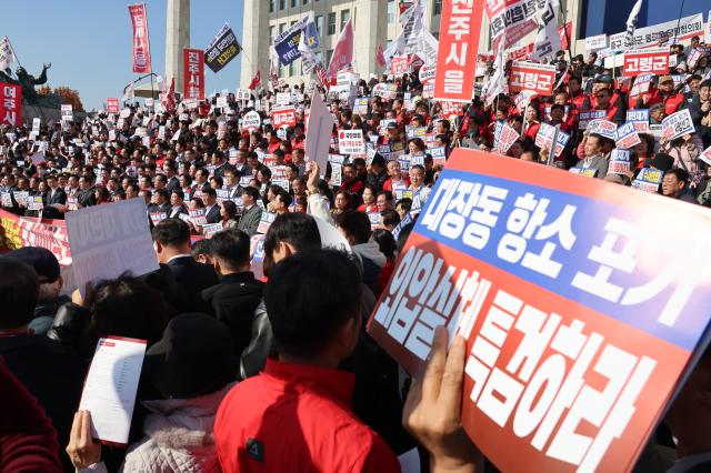 12일 서울 여의도 국회 본청 앞에서 열린 대장동 일당 7400억 국고 환수 촉구 및 검찰 항소 포기 외압 규탄대회에서 국민의힘 장동혁 대표를 비롯한 의원 당원들이 규탄 구호를 외치고 있다 사진연합뉴스