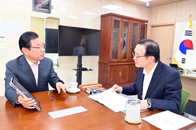 이현재 하남시장이 지난 11일 경기도교육청 북부청사에서 임태희 경기도교육감과 면담을 갖고 하남교육지원청 신설 위례·감일신도시 과밀학급 해소 등 주요 교육 현안을 논의하고 있다 사진하남시