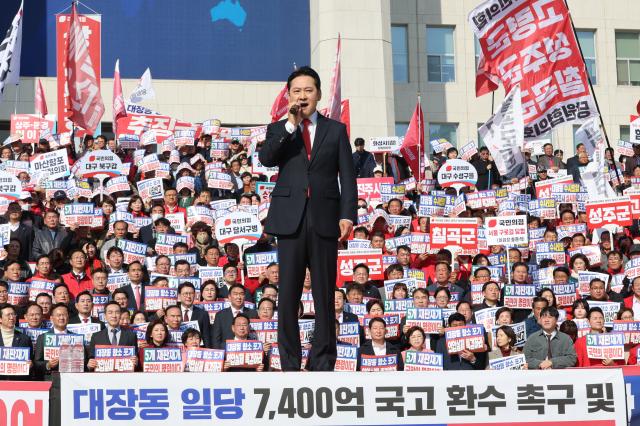 장동혁 국민의힘 대표가 12일 국회 본청 앞에서 열린 대장동 일당 7400억 국고 환수 촉구 및 검찰 항소 포기 외압 규탄대회에서 발언하고 있다 사진연합뉴스