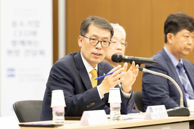 12일 부산국제금융센터에서 열린 중소기업 현장 간담회에서 김성태 IBK기업은행장이 중소기업 대표들과 대화 하고 있