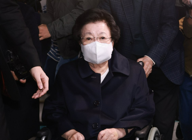 이배용 전 국가교육위원장이 지난 6일 서울 광화문 KT빌딩에 마련된 김건희 특검 사무실로 휠체어를 탄 채 출석하고 있다 사진연합뉴스