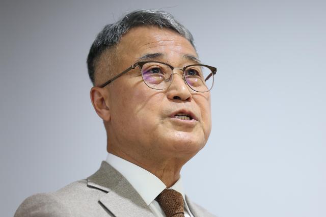 한국문화유산협회 등 문화유산 관련 협회와 역사학·고고학·인류학 관련학회가 12일 서울 중구 모임공간 상연재에서 연 종묘 앞 고층 개발 시도 규탄 성명서 발표 기자회견에서 이성주 한국고고학회 회장이 성명서를 읽고 있다 사진연합뉴스