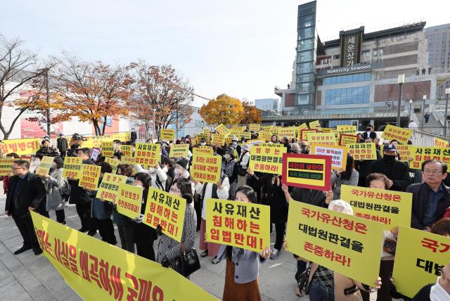 국가유산청이 유네스코 세계유산인 종묘 인근 세운4구역 재개발 사업에 문제를 제기한 데 대해 이 일대 토지주들이 11일 서울 종로구 다시세운광장 앞에서 기자회견을 하고 있다 사진연합뉴스