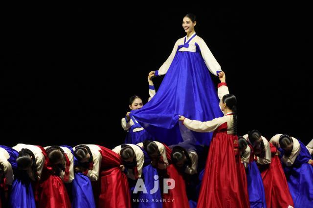 PHOTOS: Korean traditional dances modern resurgence