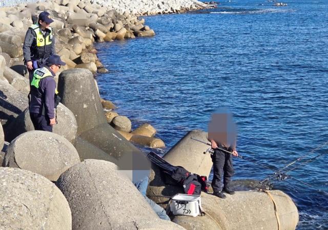 강릉해양경찰서이 방파제 안전관리를 강화하고 있다 사진강릉 해경