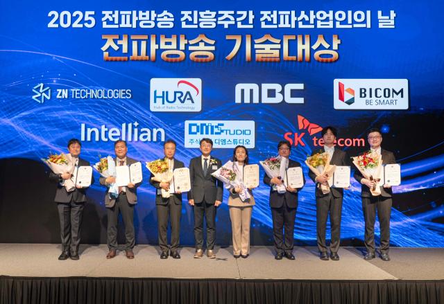 SK텔레콤은 제26회 전파방송 기술대상에서 차세대 6G 이동통신을 위한 AI 기반 무선 송수신 기술로 과학기술정보통신부 장관상을 수상했다고 12일 밝혔다 사진은 최우혁 과학기술정보통신부 네트워크정책실장왼쪽에서 네 번째과 전파방송 기술대상 수상자들이 기념 촬영을 하는 모습사진 맨 오른쪽이 류탁기 SKT 인프라기술본부장사진SKT