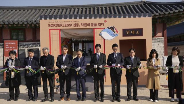 1112수에 서울 종로구 경복궁 생물방에서 진행된 ‘BORDERLESS – 전통 차원의 문을 열다’ 전시 오프닝 행사 테이프 컷팅식 사진은 왼쪽부터 한국전통문화대학교 금종숙 교수전통섬유전공 한국전통문화대학교 김석곤 교수전통회화전공 전통미술공예학과장 한국전통문화대학교 최성재 교수전통도자전공 문화유산대학장 한국전통문화대학교 유철 총무과장 한국전통문화대학교 강경환 총장 넥슨재단 김정욱 이사장 넥슨 김창섭 메이플스토리 국내 총괄디렉터 네오플 경영지원본부 정일영 이사 넥슨재단 지준숙 이사 한국전통문화대학교 장현숙 교수전통조각전공사진넥슨