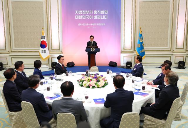 이재명 대통령이 12일 청와대 영빈관에서 열린 시장·군수·구청장 초청 국정 설명회에서 발언하고 있다 사진연합뉴스