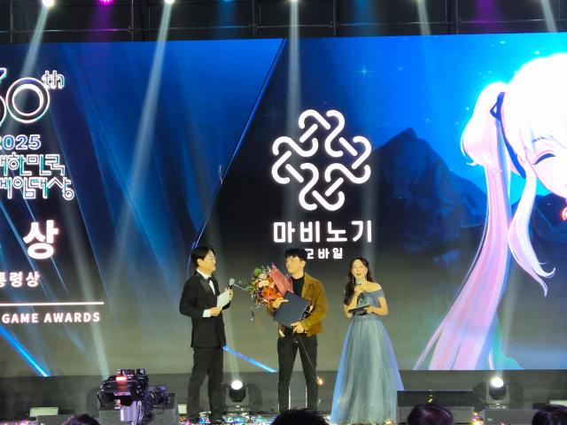 김동건 데브캣 대표가 12일 부산 벡스코에서 열린 대한민국 게임대상시상에서 수상 소감을 발표하고 있다사진백서현 기자