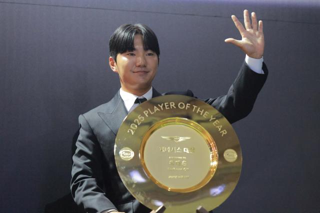 옥태훈이 한국프로골프KPGA 제네시스 대상 시상식에서 다섯 번이나 무대에 오르며 2025시즌 가장 빛난 선수가 됐다 사진유대길 기자 dbeorlf123ajunewscom
