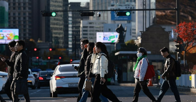 밤사이 찬 공기가 내려와 기온이 뚝 떨어진 지난 10일 서울 광화문역 인근에서 시민들이 출근을 재촉하고 있다 사진연합뉴스