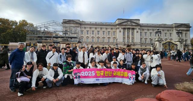 영국 런던 국제교류에 참가한 학생들 및 현지 학생들과 함께한 기념촬영사진충남교육청