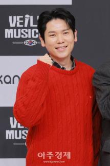 [포토] ​​​​​​​포즈 취하는 이홍희 PD (베일드 뮤지션 제작발표회)