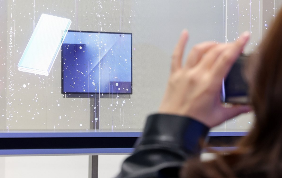 지난달 28일 경북 경주 엑스포공원 에어돔에서 열린 K-테크 쇼케이스에서 삼성전자의 두 번 접는 스마트폰 트라이폴드폰이 최초 공개되고 있다 사진연합뉴스