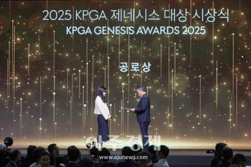 [포토] 고(故) 손석규 사진기자, 공로상 수상 (2025 KPGA 대상 시상식)