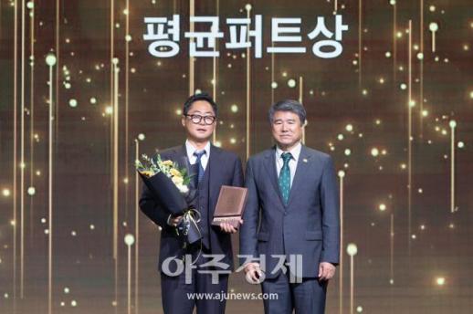 [포토] 김민규, 평균퍼트상 수상