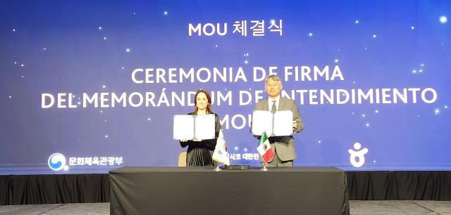 김종훈 한국관광공사 국제관광본부장 직무대리오른쪽가 누에보레온주와 업무협약을 체결한 후 기념촬영을 하고 있다 사진한국관광공사