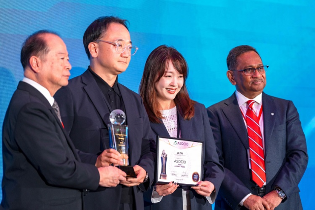 LG CNS 디지털AX담당 이승찬 상무왼쪽에서 두 번째가 11일 대만 타이베이에서 열린 아시아·오세아니아 정보산업기구ASOCIO 어워드 2025에서 ESG 어워드를 수상하는 모습 사진LG CNS
