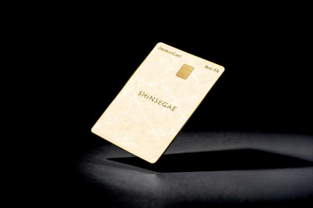 신한카드가 신세계백화점과 함께 백화점 이용 고객을 위한 특화 서비스를 제공하는 신세계 신한카드 Best Fit을 출시했다 사진신한카드