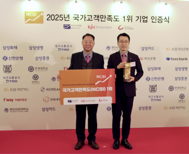 지난 12일 서울 중구 롯데호텔에서 진행된 2025년 국가고객만족도NCSI 시상식에서 심창섭 티웨이항공 커뮤니케이션 담당오른쪽과 황영조 티웨이항공 여객지원 담당왼쪽이 기념 촬영을 하고 있다 사진티웨이항공