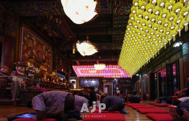 12일 서울시 강남구 봉은사에서 신도들이 수험생을 위한 기도를 드리고 있다.